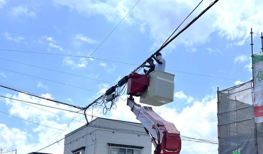 高所での光ファイバーケーブル工事